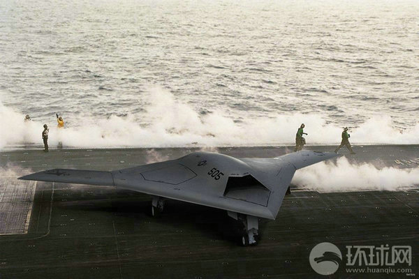 資料圖：X-47B無人機(jī)在林肯號航母上進(jìn)行系統(tǒng)連接測試。