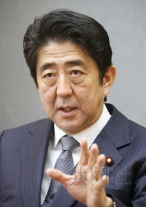 日本首相安倍晉三24日在官邸接受共同社采訪。