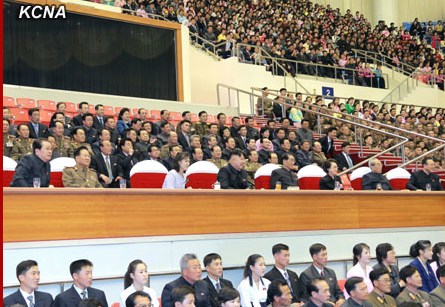 金正恩攜夫人觀看運動會為參賽選手鼓掌（圖）