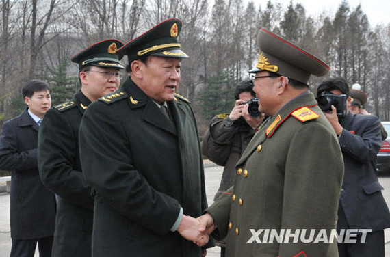 11月22日，朝鮮人民武力部部長金永春次帥（右）在平壤祖國解放戰(zhàn)爭勝利紀念塔廣場歡迎到訪的中國國務(wù)委員兼國防部長梁光烈。新華社記者姚西蒙攝