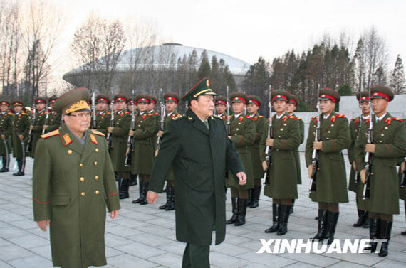 11月22日，中國國務(wù)委員兼國防部長梁光烈（右）在朝鮮人民武力部部長金永春次帥的陪同下，在平壤祖國解放戰(zhàn)爭勝利紀念塔廣場檢閱朝鮮人民軍儀仗隊。