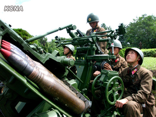 資料圖：當(dāng)?shù)貢r間2012年8月23日，朝中社公布了朝鮮士兵進行強化戰(zhàn)斗訓(xùn)練的圖片。