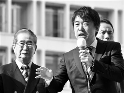 29日，日本著名極右翼分子石原慎太郎（左）和新生代右翼政客橋下徹在東京街頭演講拉票。