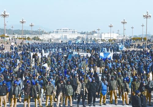 15日上午，大批警察在巴基斯坦首都伊斯蘭堡總統(tǒng)府前警戒。