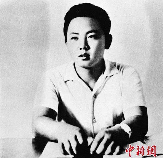 圖為朝鮮已故最高領(lǐng)導人金正日于1963年10月拍攝的大學時期照片。