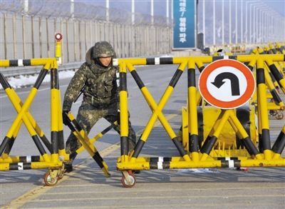 2月13日，朝韓邊境，韓國(guó)方面在通往朝鮮金剛山工業(yè)園區(qū)的韓國(guó)道路上設(shè)置路障。