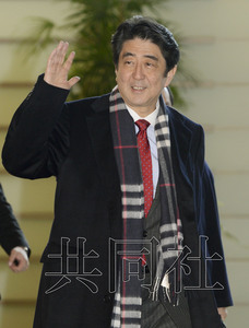 圖為2月21日上午安倍步入官邸。