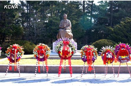 朝舉行向金日成母親康盤(pán)石銅像獻(xiàn)花圈儀式（圖）