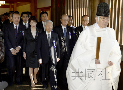 4月23日上午，跨黨派議員團(tuán)體“大家參拜靖國(guó)神社國(guó)會(huì)議員會(huì)”成員參拜了靖國(guó)神社。圖中左三為會(huì)長(zhǎng)尾辻秀久。