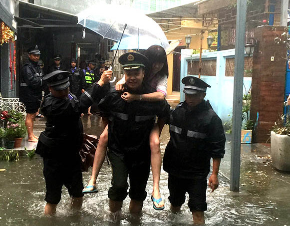 民警從積水處背出被困群眾。