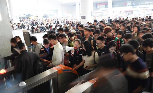 清明假期開始 各地火車站迎來客流高峰