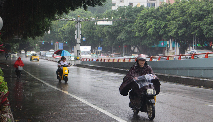 連續(xù)強(qiáng)降雨 給我省市民出行帶來(lái)不便