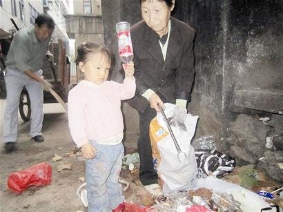 遇車禍成植物人 鄂州3歲女童拾荒賣錢為父治病