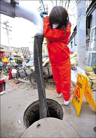 退役女兵自愿當(dāng)抽糞工稱(chēng)職業(yè)沒(méi)有貴賤之別（圖）