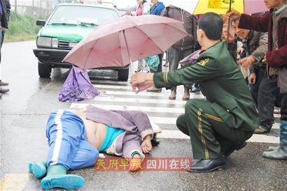 消防員路遇婦女車禍重傷為其撐傘遮雨感動網友