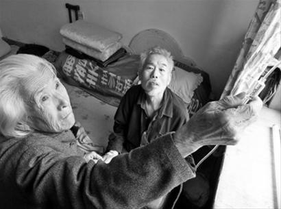 　　李功捷在家里打著點(diǎn)滴，已經(jīng)80歲的母親李淑芳說，就算是到了100歲也要照顧好這個(gè)兒子。 記者 王迪 攝