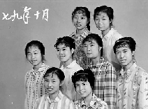 1979年10月，這一次，變化悄悄顯現(xiàn)，有人燙起了新潮的發(fā)型，梳起了卷卷的劉海。