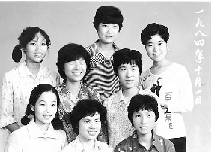 　1984年10月1日，不知是不是短發(fā)流行，女孩們形象大變，8個(gè)人中有6個(gè)剪短了頭發(fā)。