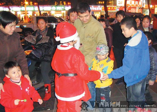 小嘉璐正在街上派送禮物。 記者 趙敏攝