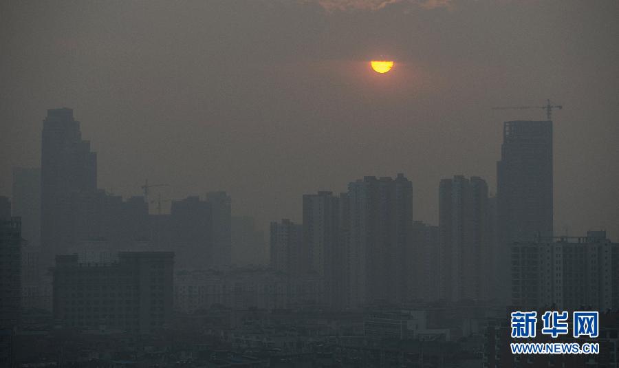 （晚報(bào)）霧霾中的落日