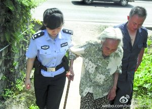 民警將吳婆婆送回家。 警方供圖