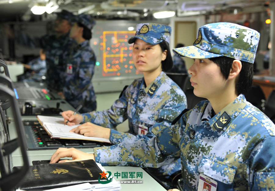 女艦員在機(jī)電集控室里值班。本網(wǎng)通訊員 王松岐 攝