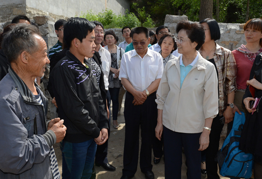 宋秀巖在白石口村深入農(nóng)戶慰問貧困兒童，了解孩子學(xué)習(xí)生活情況，鼓勵(lì)孩子自強(qiáng)奮進(jìn)。記者 徐建軍 攝