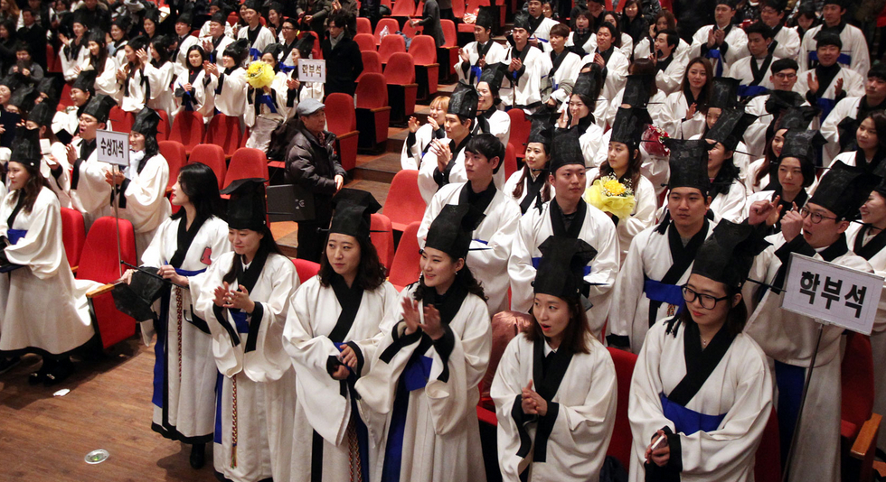 韓國大學生穿“道士服”參加畢業(yè)典禮