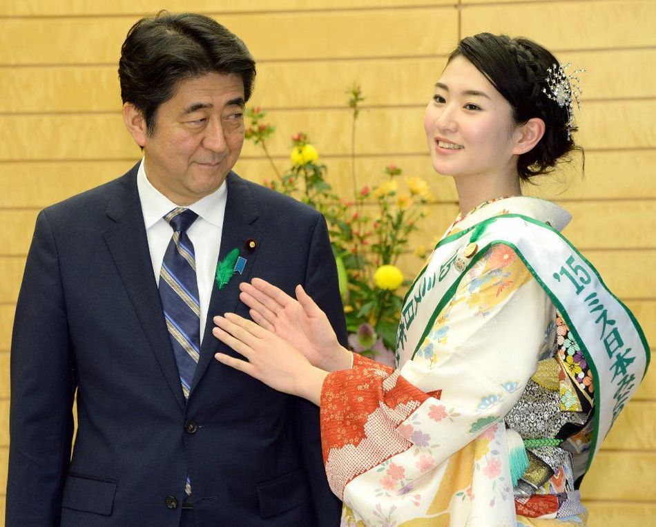 安倍接見日本櫻花女王、綠色女神