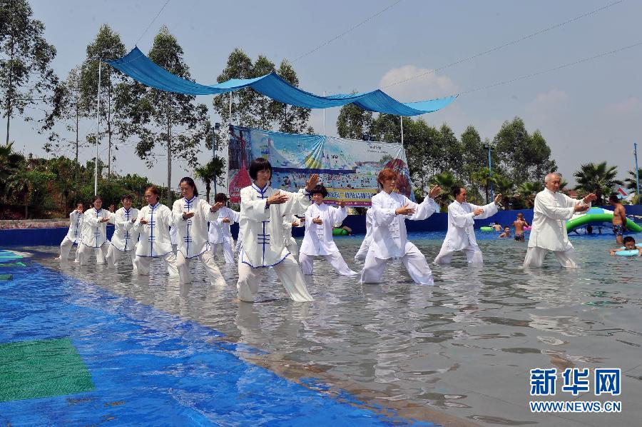 （體育）（3）重慶市民演繹“水上太極拳”