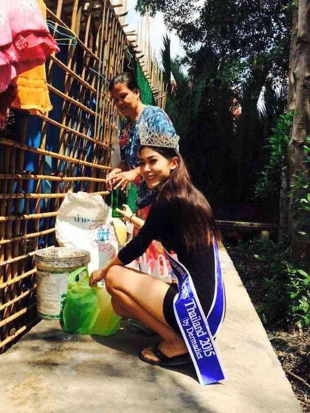 泰國(guó)17歲少女選美奪冠 回鄉(xiāng)跪謝拾荒母親