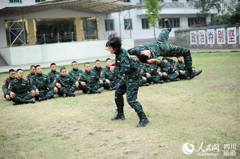 女子特警隊老兵在進(jìn)行擒敵訓(xùn)練。（圖片由四川武警涼山支提供）