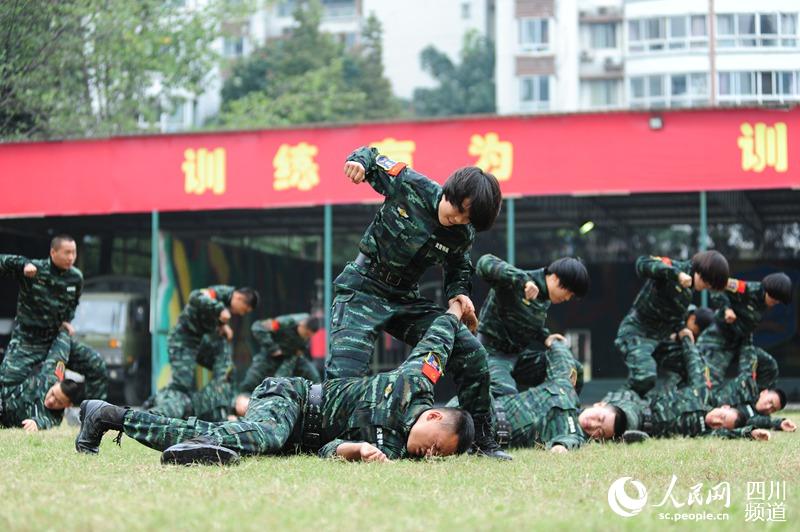 女子特種兵招招制敵。（圖片由四川武警涼山支提供）