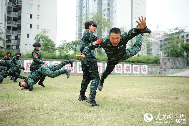 四川總隊女子特警隊老兵在進(jìn)行擒敵訓(xùn)練。（圖片由四川武警涼山支提供）