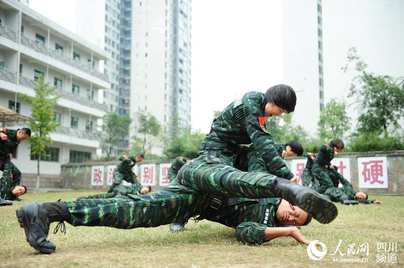 四川總隊(duì)女子特警隊(duì)老兵正在進(jìn)行擒敵訓(xùn)練。（圖片由四川武警涼山支提供）