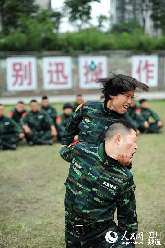 武警四川總隊(duì)女子特警隊(duì)老兵最后一次進(jìn)行擒敵訓(xùn)練。（圖片由四川武警涼山支提供）