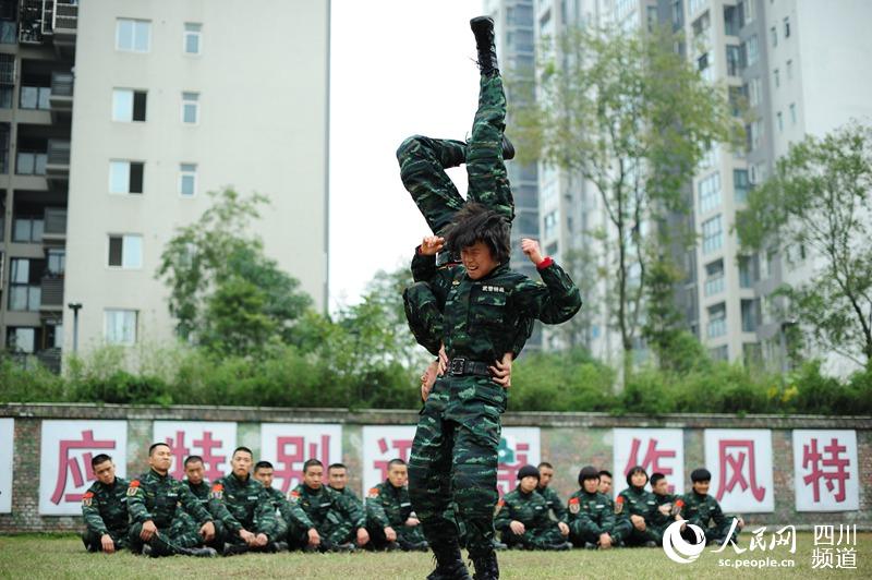 訓(xùn)練場上的警營女兵。（圖片由四川武警涼山支提供）