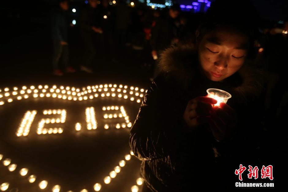 南京大學(xué)生點(diǎn)燃燭光祭奠遇難同胞寄哀思