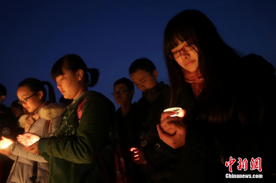 南京大學(xué)生點(diǎn)燃燭光祭奠遇難同胞寄哀思