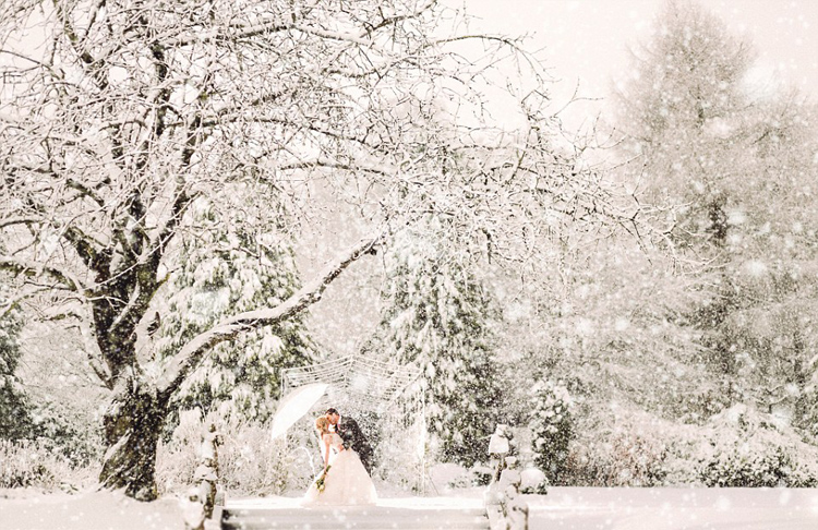 新婚夫婦暴雪婚禮 夢幻景色似上帝禮物