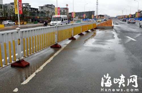 女司機(jī)按路面標(biāo)線行駛撞花圃　后車躲避不及追尾