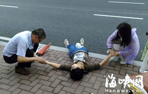 女子暈倒公交車站　多位好心人掐人中摁虎口急救