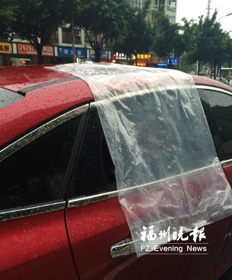 女子忘關(guān)車窗后暴雨來(lái)襲　好心人用塑料膜蓋住車