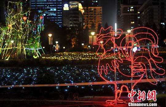 2月7日晚，福州溫泉公園里各種彩燈將公園裝扮的流光溢彩?！埍蟆z