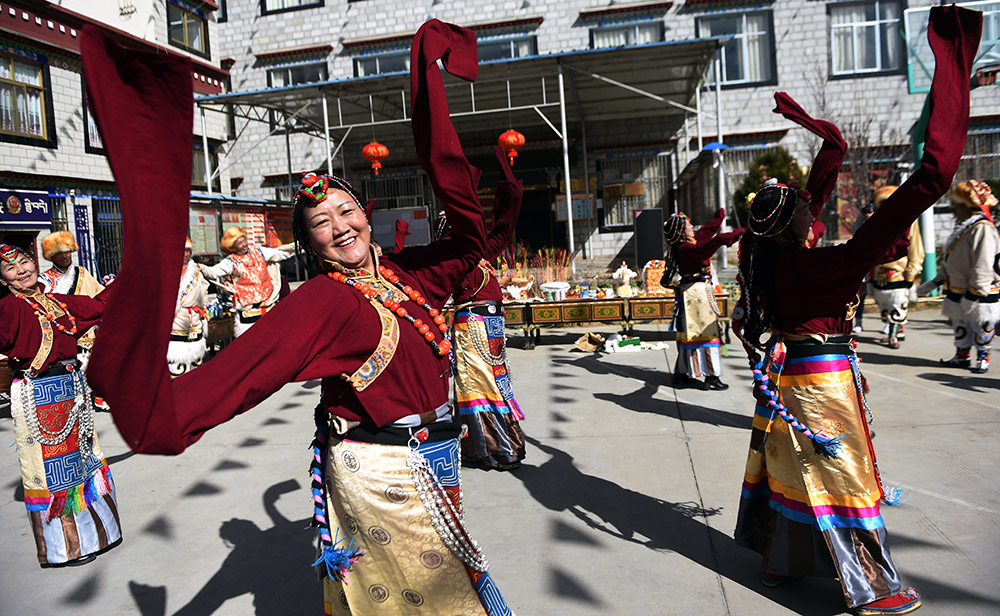 2月27日，拉薩市城關(guān)區(qū)阿壩林卡社區(qū)老年文藝隊(duì)表演舞蹈。